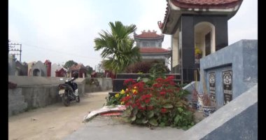 23 Ocak 2025, Hai Duong, Vietnam. Mezarları ziyaret et. Tütsü yak, yeni yılda ölen yakınlarının mezarlarını temizle.