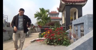 23 Ocak 2025, Hai Duong, Vietnam. Mezarları ziyaret et. Tütsü yak, yeni yılda ölen yakınlarının mezarlarını temizle.