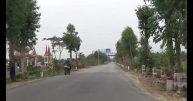 23 Ocak 2025, Hai Duong, Vietnam. Vietnam 'da Tet. Bayraklı caddeler.