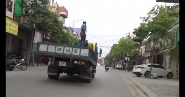 23 Ocak 2025, Hai Duong, Vietnam. Vietnam 'da Tet. Bayraklı caddeler.