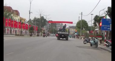 23 Ocak 2025, Hai Duong, Vietnam. Vietnam 'da Tet. Bayraklı caddeler.