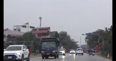 23 Ocak 2025, Hai Duong, Vietnam. Vietnam 'da Tet. Bayraklı caddeler.