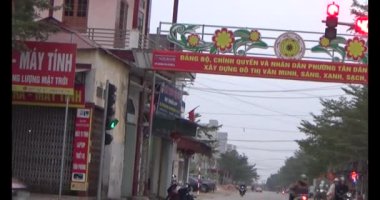 23 Ocak 2025, Hai Duong, Vietnam. Vietnam 'da Tet. Bayraklı caddeler.