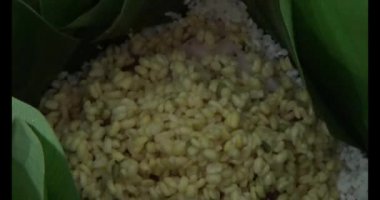  Vietnam 'da Chung keki yapan kadın. Banh chung gübre yapraklarıyla sarılmış, yapışkan pirinç, et ve fasulye.