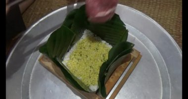  Vietnam 'da Chung keki yapan kadın. Banh chung gübre yapraklarıyla sarılmış, yapışkan pirinç, et ve fasulye.