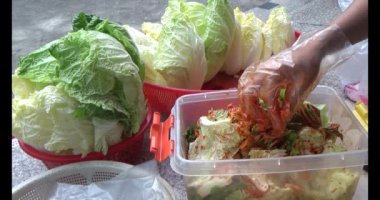 Kimchi yapan kadın.