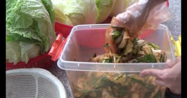 Kimchi yapan kadın.