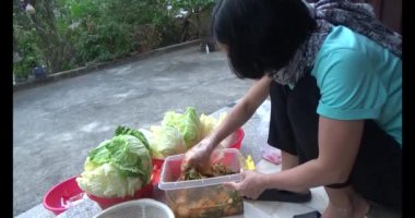 Kimchi yapan kadın.