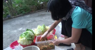 Kimchi yapan kadın.