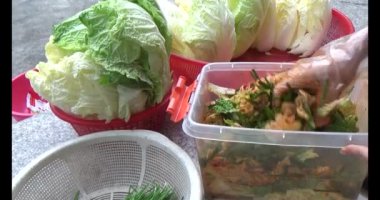 Kimchi yapan kadın.