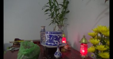 25 Ocak 2025, Hai Duong, Vietnam. İnsan Tet 'te ibadet yerini hazırlar. Sunakta tütsü kasesi, beş meyve tepsisi, adak kâğıdı parası, içkiler ve tütsü var.
