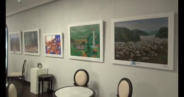 25 Ocak 2025, Hai Duong, Vietnam. Kafede. Personel içki servisi yapıyor.