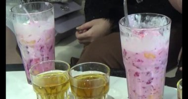 Personel içki servisi yapıyor.