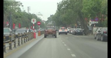 26 Ocak 2025, Hai Duong, Vietnam. Vietnam 'daki sokaklar yılbaşından önceki günlerde. Bir sürü araç seyahat ediyor. Sokaklar renkli bayraklar ve çiçeklerle süslenmiş. Atmosfer çok neşeli ve heyecanlı.