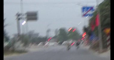 26 Ocak 2025, Hai Duong, Vietnam. Vietnam 'daki sokaklar yılbaşından önceki günlerde. Bir sürü araç seyahat ediyor. Sokaklar renkli bayraklar ve çiçeklerle süslenmiş. Atmosfer çok neşeli ve heyecanlı.