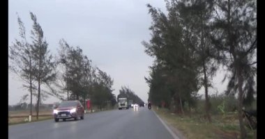 26 Ocak 2025, Hai Duong, Vietnam. Vietnam 'daki sokaklar yılbaşından önceki günlerde. Bir sürü araç seyahat ediyor. Sokaklar renkli bayraklar ve çiçeklerle süslenmiş. Atmosfer çok neşeli ve heyecanlı.