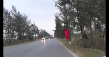 26 Ocak 2025, Hai Duong, Vietnam. Vietnam 'daki sokaklar yılbaşından önceki günlerde. Bir sürü araç seyahat ediyor. Sokaklar renkli bayraklar ve çiçeklerle süslenmiş. Atmosfer çok neşeli ve heyecanlı.