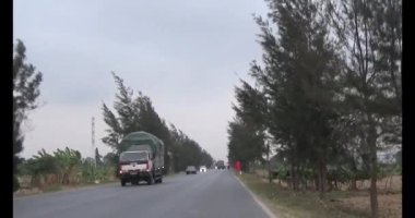 26 Ocak 2025, Hai Duong, Vietnam. Vietnam 'daki sokaklar yılbaşından önceki günlerde. Bir sürü araç seyahat ediyor. Sokaklar renkli bayraklar ve çiçeklerle süslenmiş. Atmosfer çok neşeli ve heyecanlı.