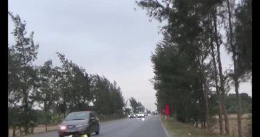 26 Ocak 2025, Hai Duong, Vietnam. Vietnam 'daki sokaklar yılbaşından önceki günlerde. Bir sürü araç seyahat ediyor. Sokaklar renkli bayraklar ve çiçeklerle süslenmiş. Atmosfer çok neşeli ve heyecanlı.