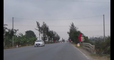 26 Ocak 2025, Hai Duong, Vietnam. Vietnam 'daki sokaklar yılbaşından önceki günlerde. Bir sürü araç seyahat ediyor. Sokaklar renkli bayraklar ve çiçeklerle süslenmiş. Atmosfer çok neşeli ve heyecanlı.