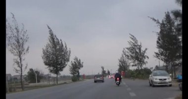 26 Ocak 2025, Hai Duong, Vietnam. Vietnam 'daki sokaklar yılbaşından önceki günlerde. Bir sürü araç seyahat ediyor. Sokaklar renkli bayraklar ve çiçeklerle süslenmiş. Atmosfer çok neşeli ve heyecanlı.