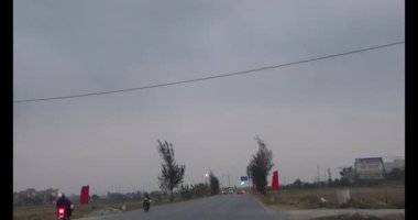 26 Ocak 2025, Hai Duong, Vietnam. Vietnam 'daki sokaklar yılbaşından önceki günlerde. Bir sürü araç seyahat ediyor. Sokaklar renkli bayraklar ve çiçeklerle süslenmiş. Atmosfer çok neşeli ve heyecanlı.