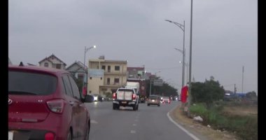 26 Ocak 2025, Hai Duong, Vietnam. Vietnam 'daki sokaklar yılbaşından önceki günlerde. Bir sürü araç seyahat ediyor. Sokaklar renkli bayraklar ve çiçeklerle süslenmiş. Atmosfer çok neşeli ve heyecanlı.