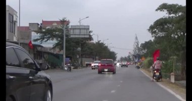 26 Ocak 2025, Hai Duong, Vietnam. Vietnam 'daki sokaklar yılbaşından önceki günlerde. Bir sürü araç seyahat ediyor. Sokaklar renkli bayraklar ve çiçeklerle süslenmiş. Atmosfer çok neşeli ve heyecanlı.