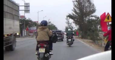 26 Ocak 2025, Hai Duong, Vietnam. Vietnam 'daki sokaklar yılbaşından önceki günlerde. Bir sürü araç seyahat ediyor. Sokaklar renkli bayraklar ve çiçeklerle süslenmiş. Atmosfer çok neşeli ve heyecanlı.