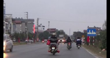 26 Ocak 2025, Hai Duong, Vietnam. Vietnam 'daki sokaklar yılbaşından önceki günlerde. Bir sürü araç seyahat ediyor. Sokaklar renkli bayraklar ve çiçeklerle süslenmiş. Atmosfer çok neşeli ve heyecanlı.