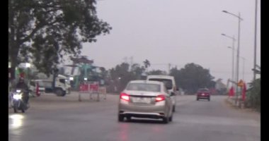 26 Ocak 2025, Hai Duong, Vietnam. Vietnam 'daki sokaklar yılbaşından önceki günlerde. Bir sürü araç seyahat ediyor. Sokaklar renkli bayraklar ve çiçeklerle süslenmiş. Atmosfer çok neşeli ve heyecanlı.