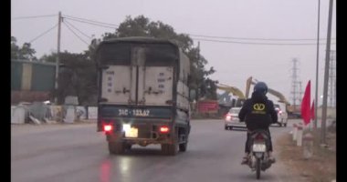 26 Ocak 2025, Hai Duong, Vietnam. Vietnam 'daki sokaklar yılbaşından önceki günlerde. Bir sürü araç seyahat ediyor. Sokaklar renkli bayraklar ve çiçeklerle süslenmiş. Atmosfer çok neşeli ve heyecanlı.