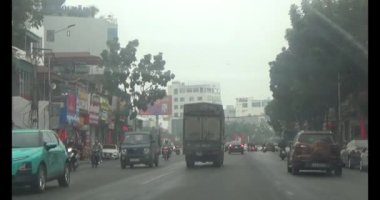 26 Ocak 2025, Hai Duong, Vietnam. Vietnam 'daki sokaklar yılbaşından önceki günlerde. Bir sürü araç seyahat ediyor. Sokaklar renkli bayraklar ve çiçeklerle süslenmiş. Atmosfer çok neşeli ve heyecanlı.