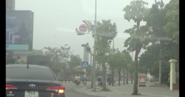 26 Ocak 2025, Hai Duong, Vietnam. Vietnam 'daki sokaklar yılbaşından önceki günlerde. Bir sürü araç seyahat ediyor. Sokaklar renkli bayraklar ve çiçeklerle süslenmiş. Atmosfer çok neşeli ve heyecanlı.