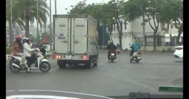 26 Ocak 2025, Hai Duong, Vietnam. Vietnam 'daki sokaklar yılbaşından önceki günlerde. Bir sürü araç seyahat ediyor. Sokaklar renkli bayraklar ve çiçeklerle süslenmiş. Atmosfer çok neşeli ve heyecanlı.