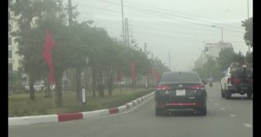 26 Ocak 2025, Hai Duong, Vietnam. Vietnam 'daki sokaklar yılbaşından önceki günlerde. Bir sürü araç seyahat ediyor. Sokaklar renkli bayraklar ve çiçeklerle süslenmiş. Atmosfer çok neşeli ve heyecanlı.