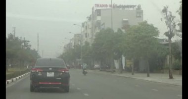 26 Ocak 2025, Hai Duong, Vietnam. Vietnam 'daki sokaklar yılbaşından önceki günlerde. Bir sürü araç seyahat ediyor. Sokaklar renkli bayraklar ve çiçeklerle süslenmiş. Atmosfer çok neşeli ve heyecanlı.