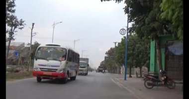 26 Ocak 2025, Hai Duong, Vietnam. Vietnam 'daki sokaklar yılbaşından önceki günlerde. Bir sürü araç seyahat ediyor. Sokaklar renkli bayraklar ve çiçeklerle süslenmiş. Atmosfer çok neşeli ve heyecanlı.