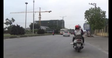26 Ocak 2025, Hai Duong, Vietnam. Vietnam 'daki sokaklar yılbaşından önceki günlerde. Bir sürü araç seyahat ediyor. Sokaklar renkli bayraklar ve çiçeklerle süslenmiş. Atmosfer çok neşeli ve heyecanlı.