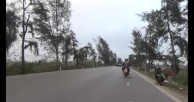 26 Ocak 2025, Hai Duong, Vietnam. Vietnam 'daki sokaklar yılbaşından önceki günlerde. Bir sürü araç seyahat ediyor. Sokaklar renkli bayraklar ve çiçeklerle süslenmiş. Atmosfer çok neşeli ve heyecanlı.