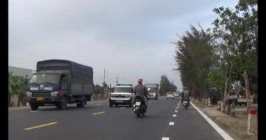 26 Ocak 2025, Hai Duong, Vietnam. Vietnam 'daki sokaklar yılbaşından önceki günlerde. Bir sürü araç seyahat ediyor. Sokaklar renkli bayraklar ve çiçeklerle süslenmiş. Atmosfer çok neşeli ve heyecanlı.