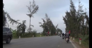 26 Ocak 2025, Hai Duong, Vietnam. Vietnam 'daki sokaklar yılbaşından önceki günlerde. Bir sürü araç seyahat ediyor. Sokaklar renkli bayraklar ve çiçeklerle süslenmiş. Atmosfer çok neşeli ve heyecanlı.