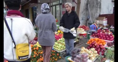 26 Ocak 2025, Hai Duong, Vietnam. Vietnam 'da Tet. Vietnam 'da yıl sonu çiçek pazarı. Piyasa çok fazla şeftali çiçeği ve kumkat satıyor.