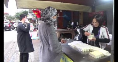 26 Ocak 2025, Hai Duong, Vietnam. Vietnam 'daki sokaklar yılbaşından önceki günlerde. Bir sürü araç seyahat ediyor. Sokaklar renkli bayraklar ve çiçeklerle süslenmiş. Atmosfer çok neşeli ve heyecanlı.