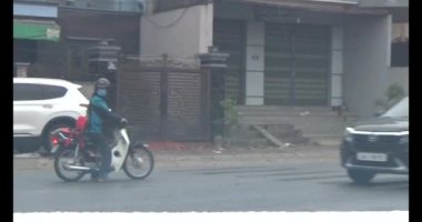 26 Ocak 2025, Hai Duong, Vietnam. Vietnam 'daki sokaklar yılbaşından önceki günlerde. Bir sürü araç seyahat ediyor. Sokaklar renkli bayraklar ve çiçeklerle süslenmiş. Atmosfer çok neşeli ve heyecanlı.