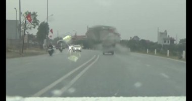 26 Ocak 2025, Hai Duong, Vietnam. Vietnam 'daki sokaklar yılbaşından önceki günlerde. Bir sürü araç seyahat ediyor. Sokaklar renkli bayraklar ve çiçeklerle süslenmiş. Atmosfer çok neşeli ve heyecanlı.