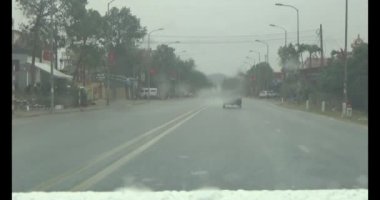 26 Ocak 2025, Hai Duong, Vietnam. Vietnam 'daki sokaklar yılbaşından önceki günlerde. Bir sürü araç seyahat ediyor. Sokaklar renkli bayraklar ve çiçeklerle süslenmiş. Atmosfer çok neşeli ve heyecanlı.