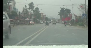 26 Ocak 2025, Hai Duong, Vietnam. Vietnam 'daki sokaklar yılbaşından önceki günlerde. Bir sürü araç seyahat ediyor. Sokaklar renkli bayraklar ve çiçeklerle süslenmiş. Atmosfer çok neşeli ve heyecanlı.