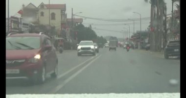 26 Ocak 2025, Hai Duong, Vietnam. Vietnam 'daki sokaklar yılbaşından önceki günlerde. Bir sürü araç seyahat ediyor. Sokaklar renkli bayraklar ve çiçeklerle süslenmiş. Atmosfer çok neşeli ve heyecanlı.