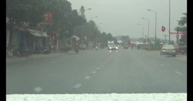 26 Ocak 2025, Hai Duong, Vietnam. Vietnam 'daki sokaklar yılbaşından önceki günlerde. Bir sürü araç seyahat ediyor. Sokaklar renkli bayraklar ve çiçeklerle süslenmiş. Atmosfer çok neşeli ve heyecanlı.